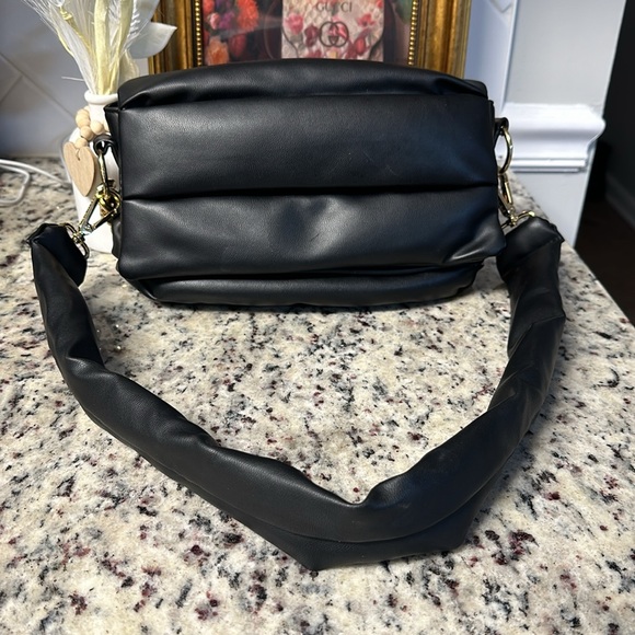 Steve Madden cushioned shoulder bag - Picture 14 of 15